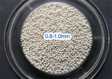 65 كرات طحن سيراميك من الزركونيوم 0.6 - 0.8 مم حجم أبيض / أبيض حليبي اللون